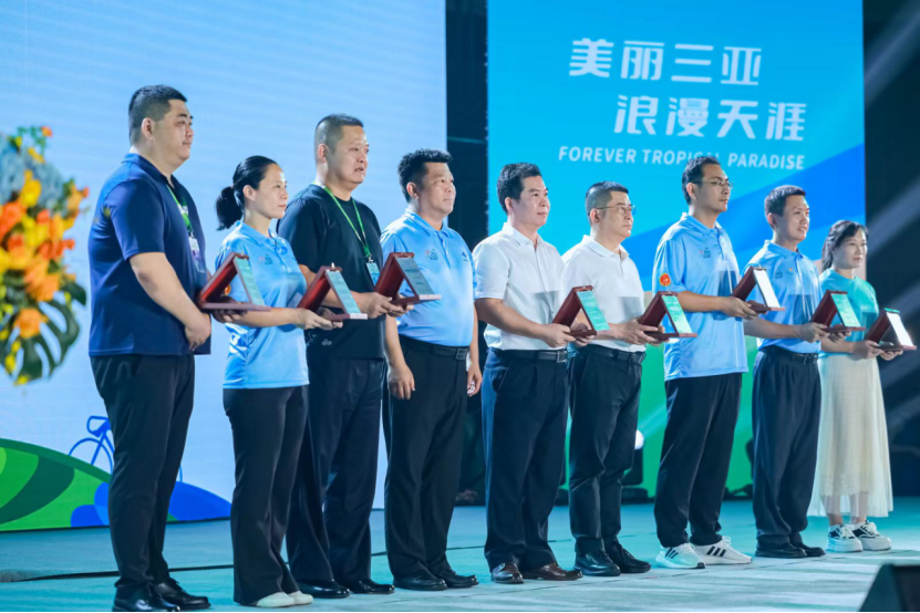 海南省旅文厅副厅长杨新利颁发"卓越贡献奖"纪念铭牌