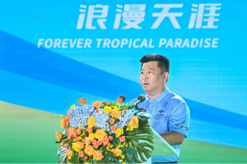 海南省旅文厅副厅长杨新利宣布赛事闭幕