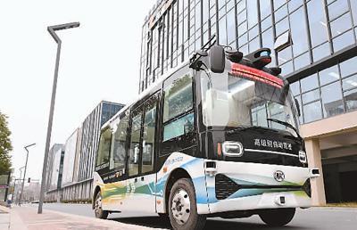日前，安徽省首条公开道路自动驾驶公交线路在合肥市包河区进入常态化运行。新华社记者 张 端摄