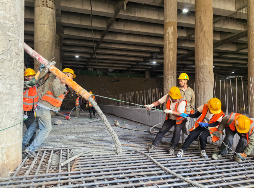 工人在地下三层站台层浇筑混凝土
