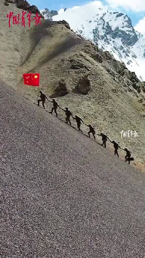 “候鸟”哨所官兵回撤前,踏上最后一次巡逻路,致敬边防军人!|巡逻_新浪新闻