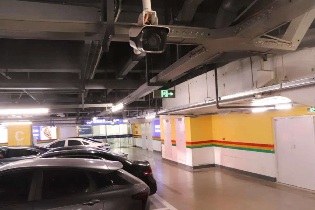 民生调查丨车停超市停车场被刮伤,监控存盲区,该找谁索赔?