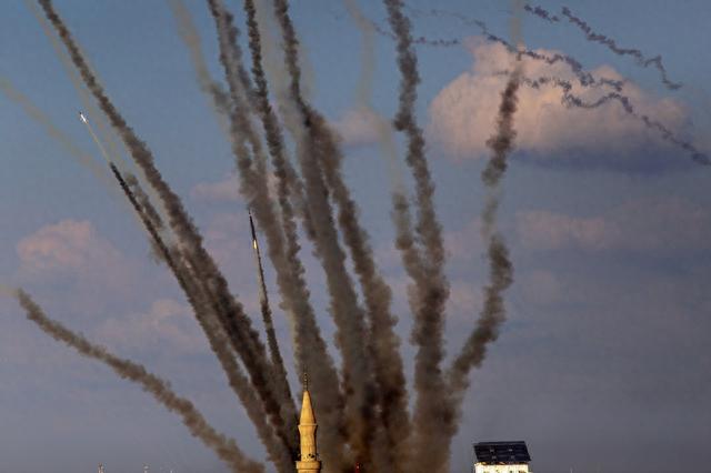 10月10日在加沙城拍摄的向以色列发射的火箭弹。新华社 图