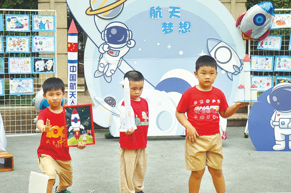     南宁市第四幼儿园大班幼儿展示自制的“火箭”。 （幼儿园供图）