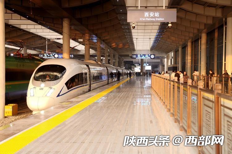 西安站首趟进京高铁g654次列车停靠在西安站16站台.