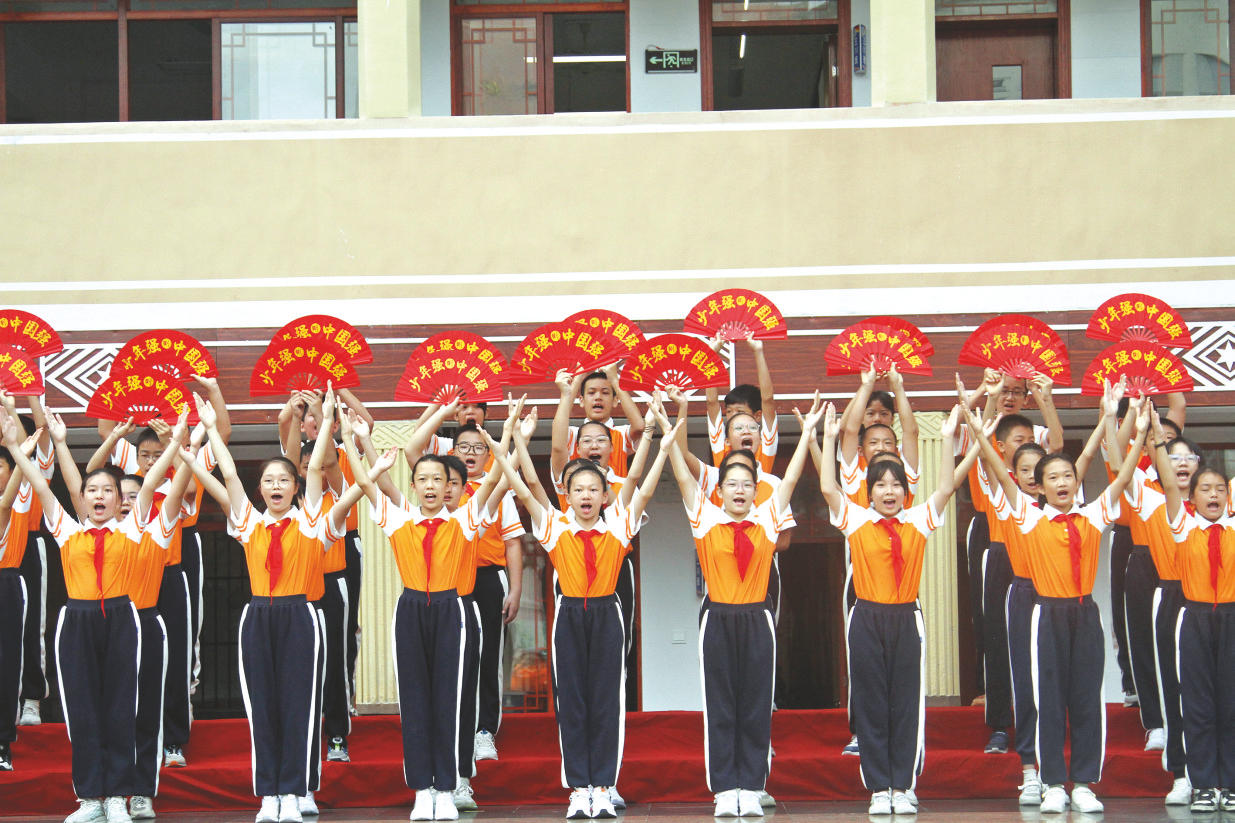     南宁市秀田小学学生在歌咏比赛中演绎歌曲《少年强》。 （林文健 摄）