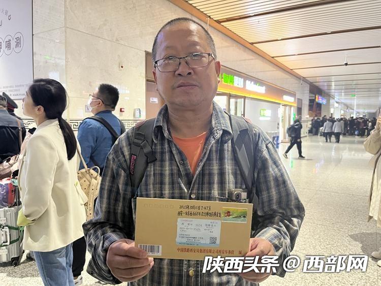 旅客王明南展示自己专门留作纪念的车票.