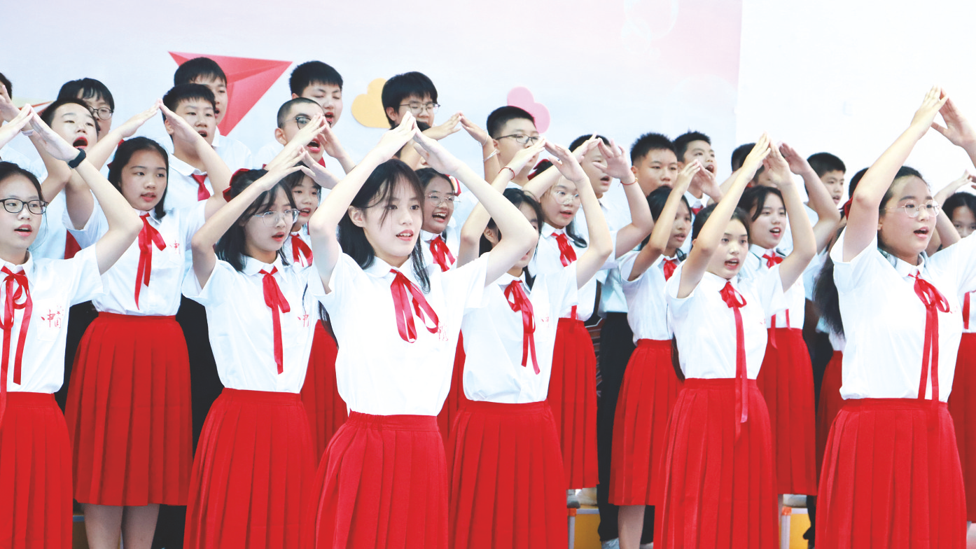     南宁市青秀区凤岭北路中学学生在比赛中演唱。 （黄善初 摄）
