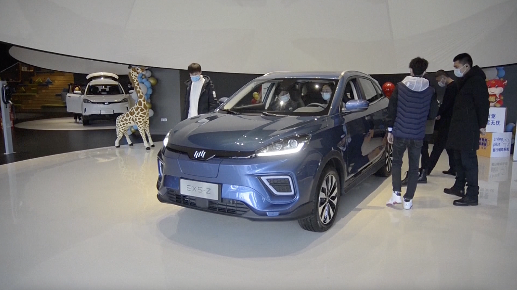 资料图,2021年,上海,消费者在威马汽车店内试用.图源:视觉中国