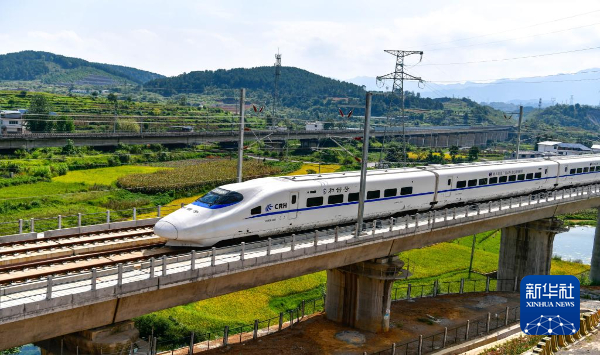 8月31日,一列动车组列车经过位于贵州省都匀市境内的贵南高铁营盘清水