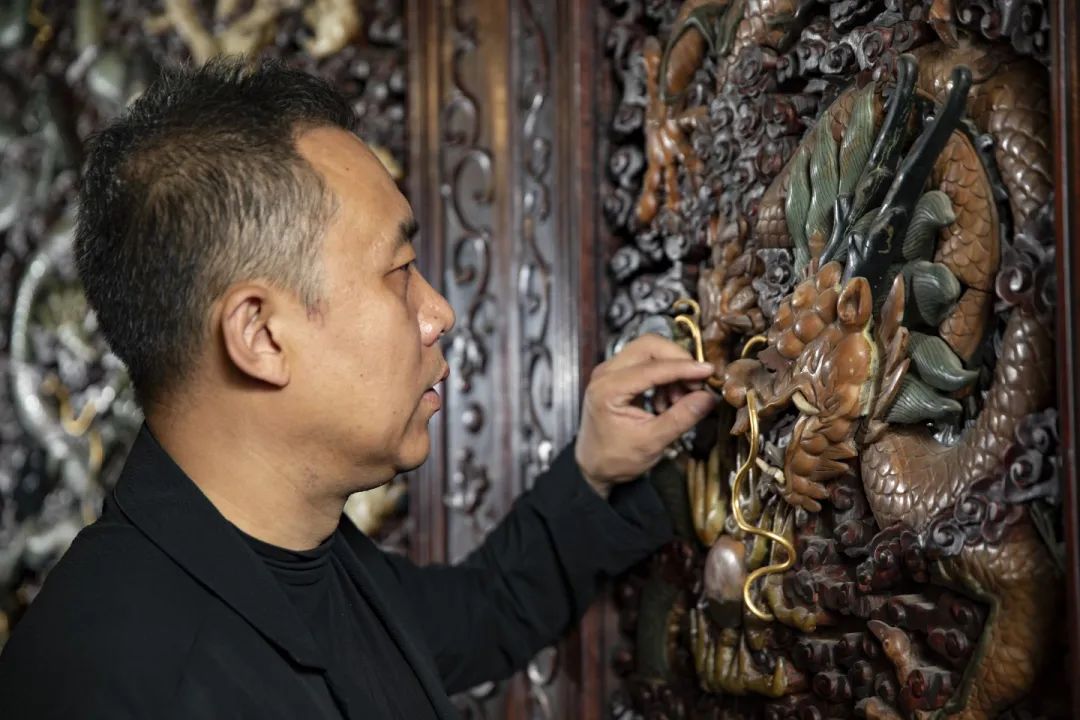 柏群正在端详展品.新京报记者 王远征 摄