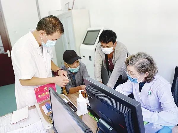 北京市房山区大安山乡社区卫生服务中心,项红正在对患者问诊,徒弟安