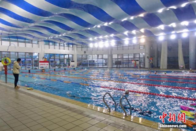 浙江省黄龙体育中心包玉刚游泳馆开放时间已恢复正常.钱晨菲 摄