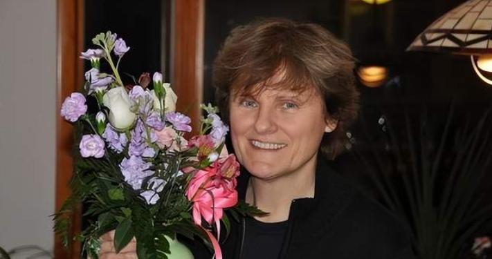 屠夫女儿，3次被裁，中年患癌，获得诺奖的她拿了什么逆袭剧本？|卡里科_新浪新闻