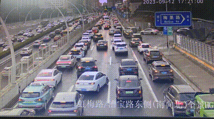 图6 优化前漕宝路上匝道通行情况（四倍速播放）