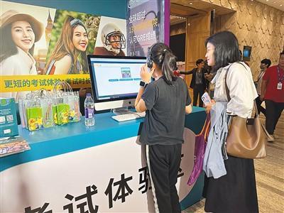 学生正在托福考试体验区模拟考试.记者 周姝芸摄