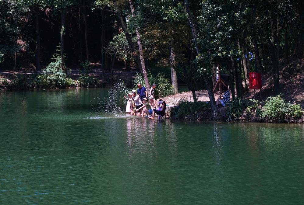 图为游客在缙云山黛湖景区游玩.(秦廷富 摄)