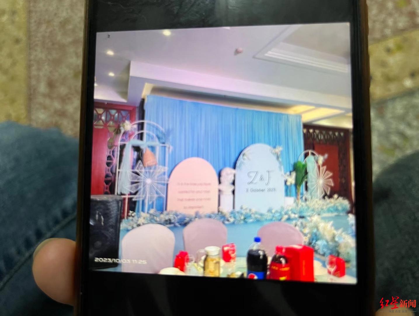 ▲家属手机中保存的婚礼现场的布置