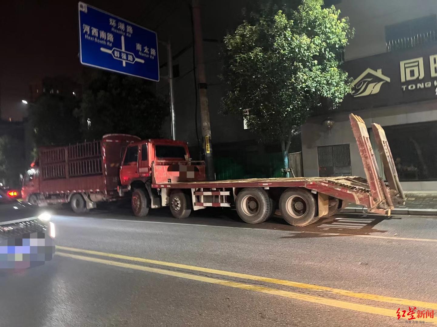 ▲婚车司机贷款购买的货车和拖车