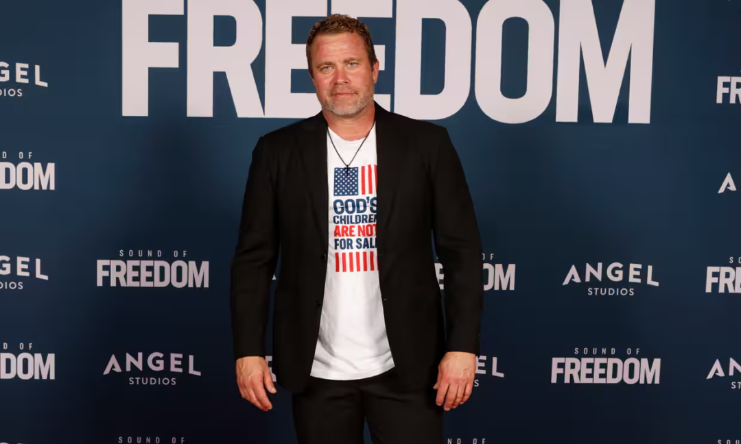 2023年6月28日，蒂姆·巴拉德在《自由之声》的首映式上。图自《卫报》报道配图