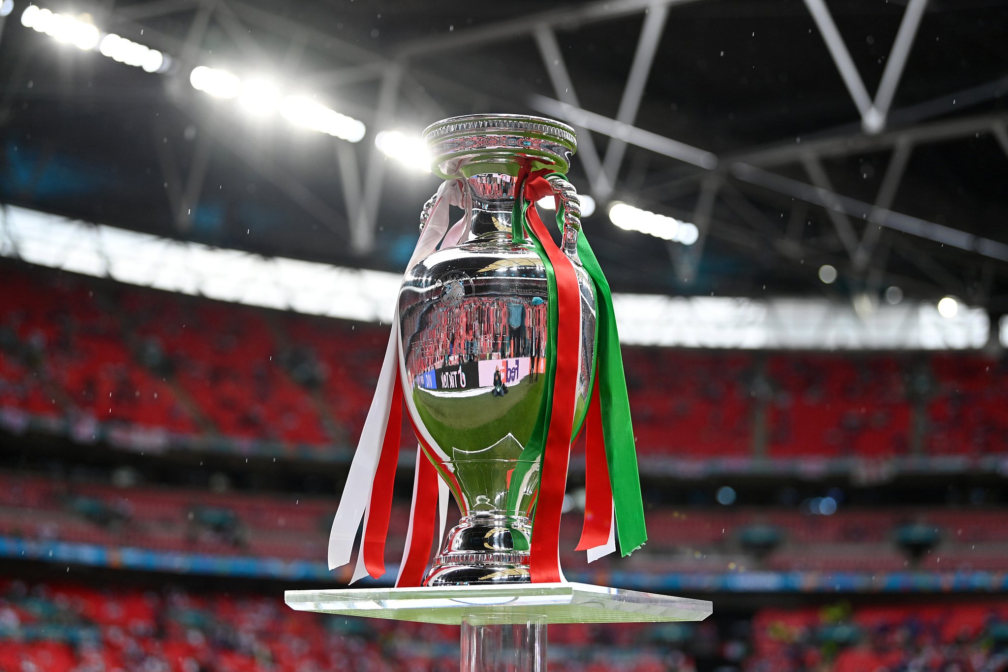 欧洲杯冠军奖杯.图片来源:视觉中国