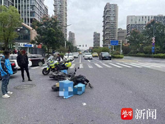 图为两电动车路口撞翻了