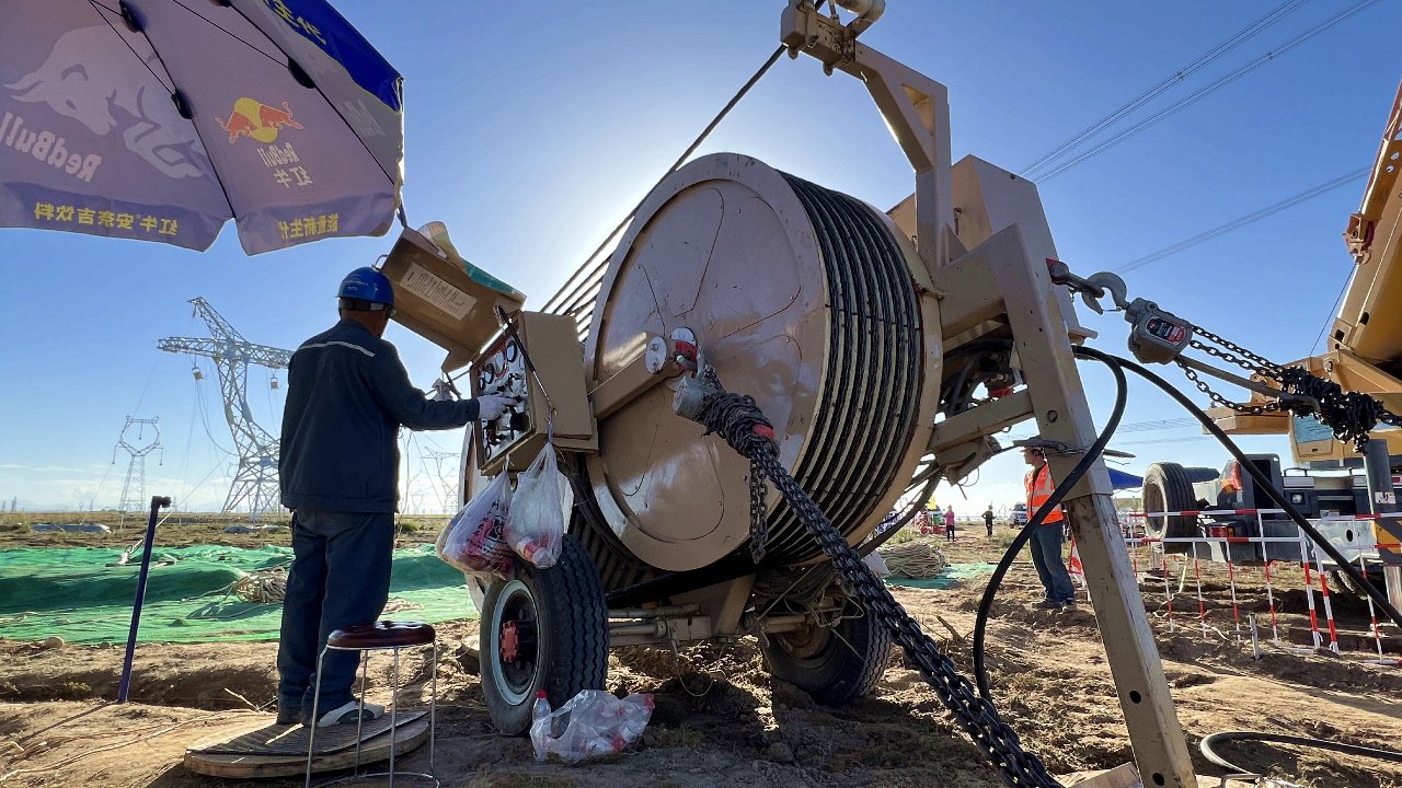 线路跨越现场施工人员在牵引场作业.汪晓刚 摄