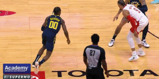 狄龙击打泰斯的裆部。