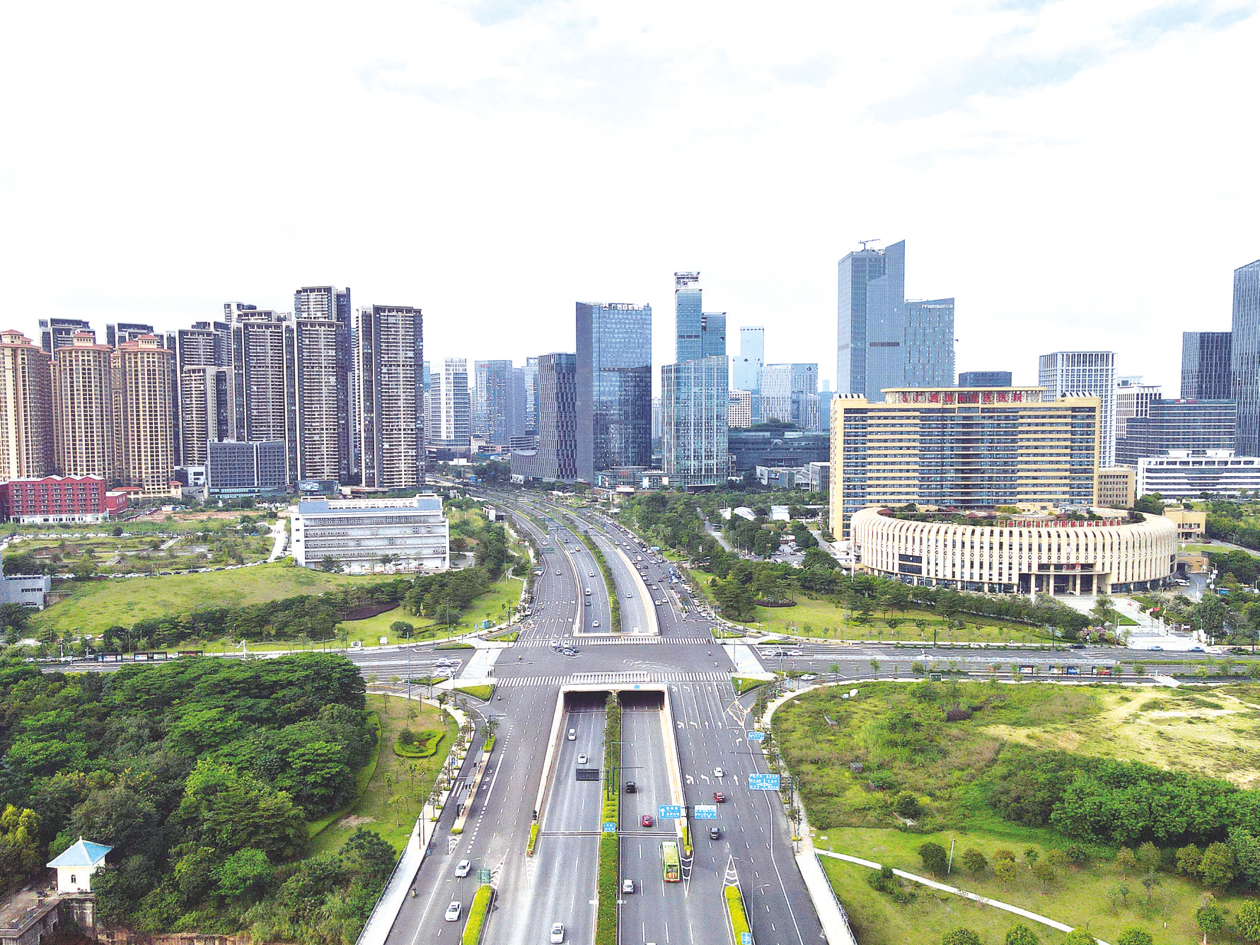 &nbsp;&nbsp;&nbsp;&nbsp;宽敞整洁的平乐大道是五象新区的主干道之一