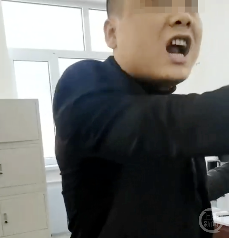 嚼口香糖拍桌子怒斥辦事群眾,官方通報:清退! - 新浪香港