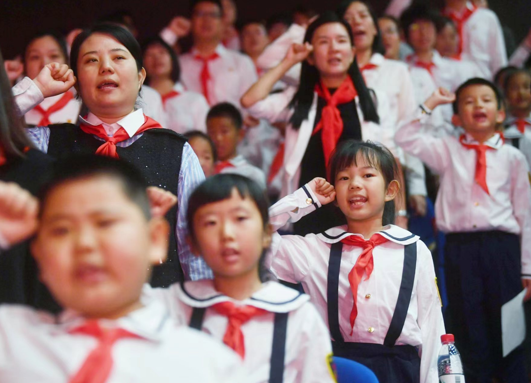 "争做新时代好队员"首都少先队集体入队仪式在北京市青年宫举行.