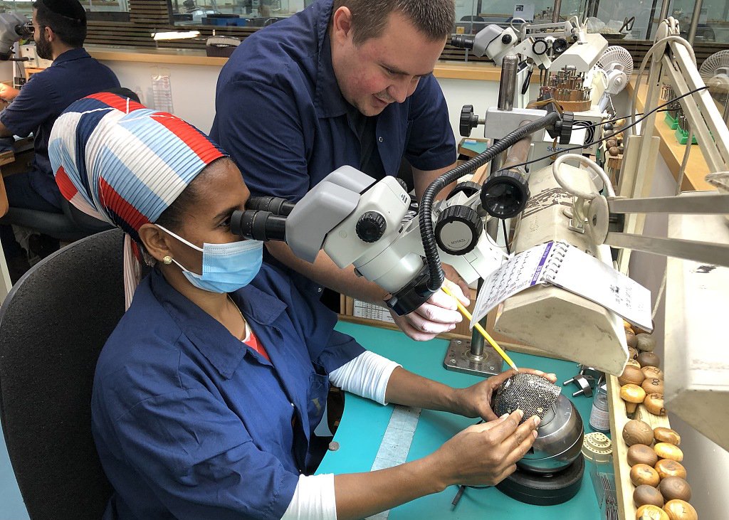 当地时间2020年11月23日,以色列钻石工厂,工人正在加工钻石产品.