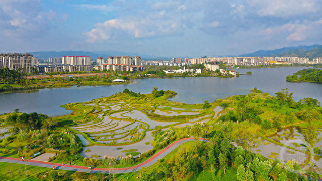 10月13日,重庆市梁平区双桂新城,蓝天白云倒映在湖泊中,城市,湖泊