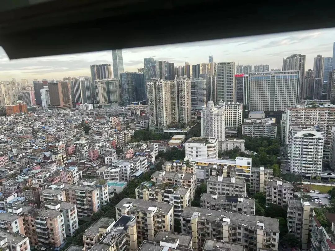 周忠能在公司楼上拍下的广州天河区,左侧是石牌村低矮的楼房.