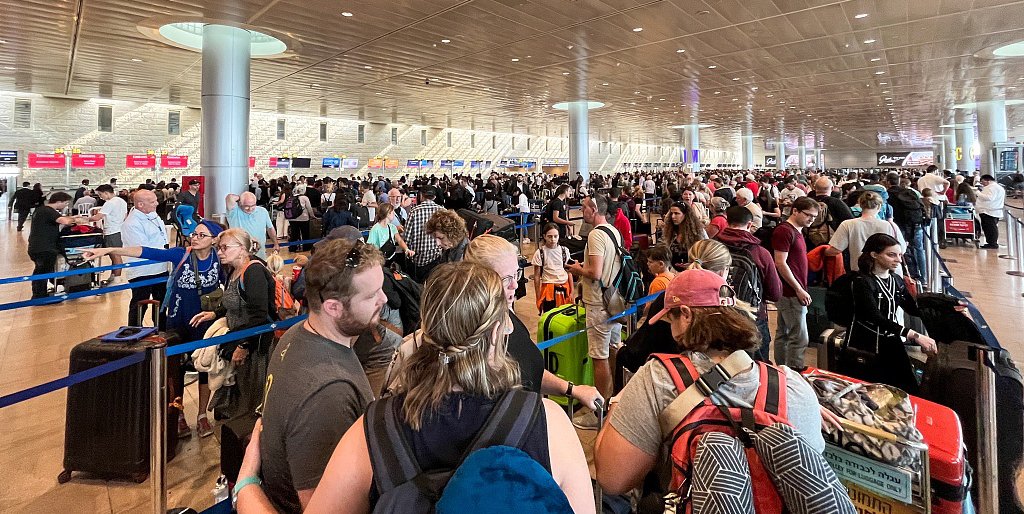 当地时间2023年10月12日,巴以冲突持续,以色列特拉维夫机场人满为患