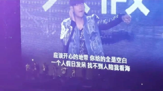 今晚周杰伦的上海演唱会上,观众点歌环节点了《倒带》这首歌……|倒带|周杰伦_新浪新闻