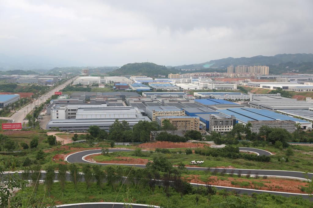 竹镇交界处,是川渝两省市共同批准设立的跨省域共建新区,也是推动成渝