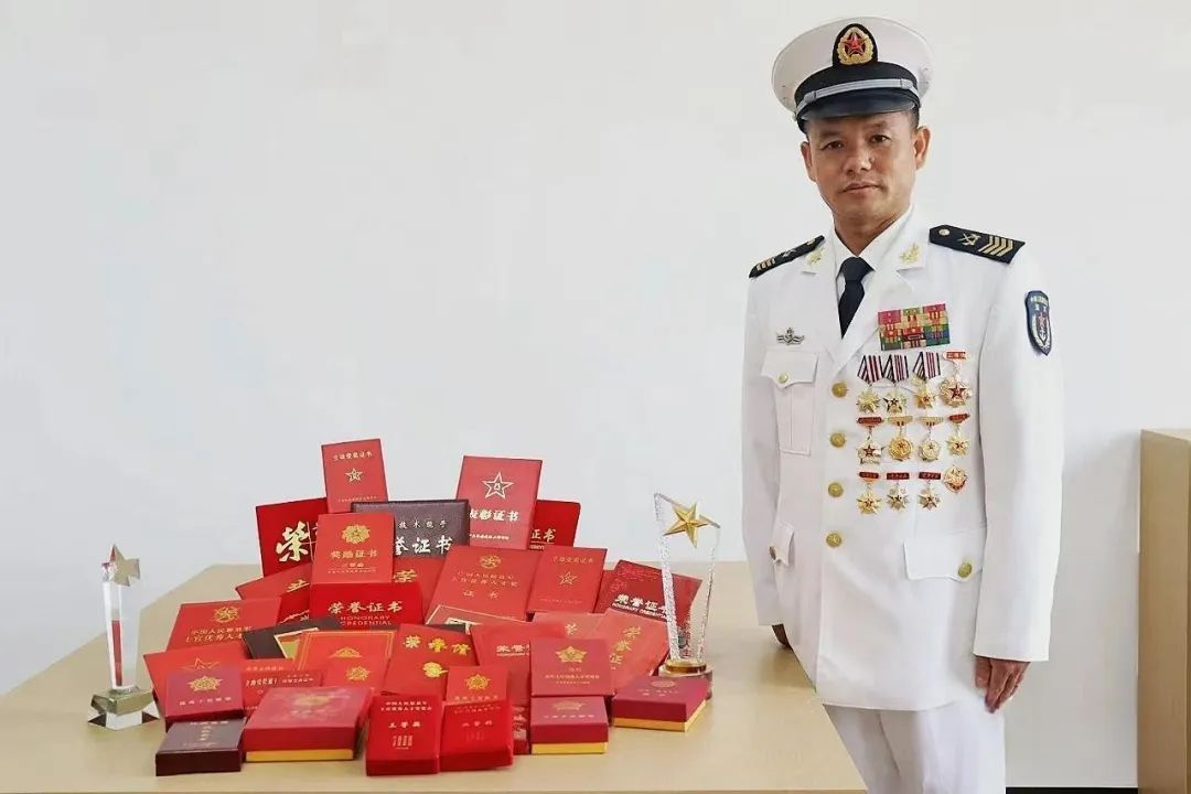 6排勋表!他们是行走的“荣誉墙”|程红_新浪新闻