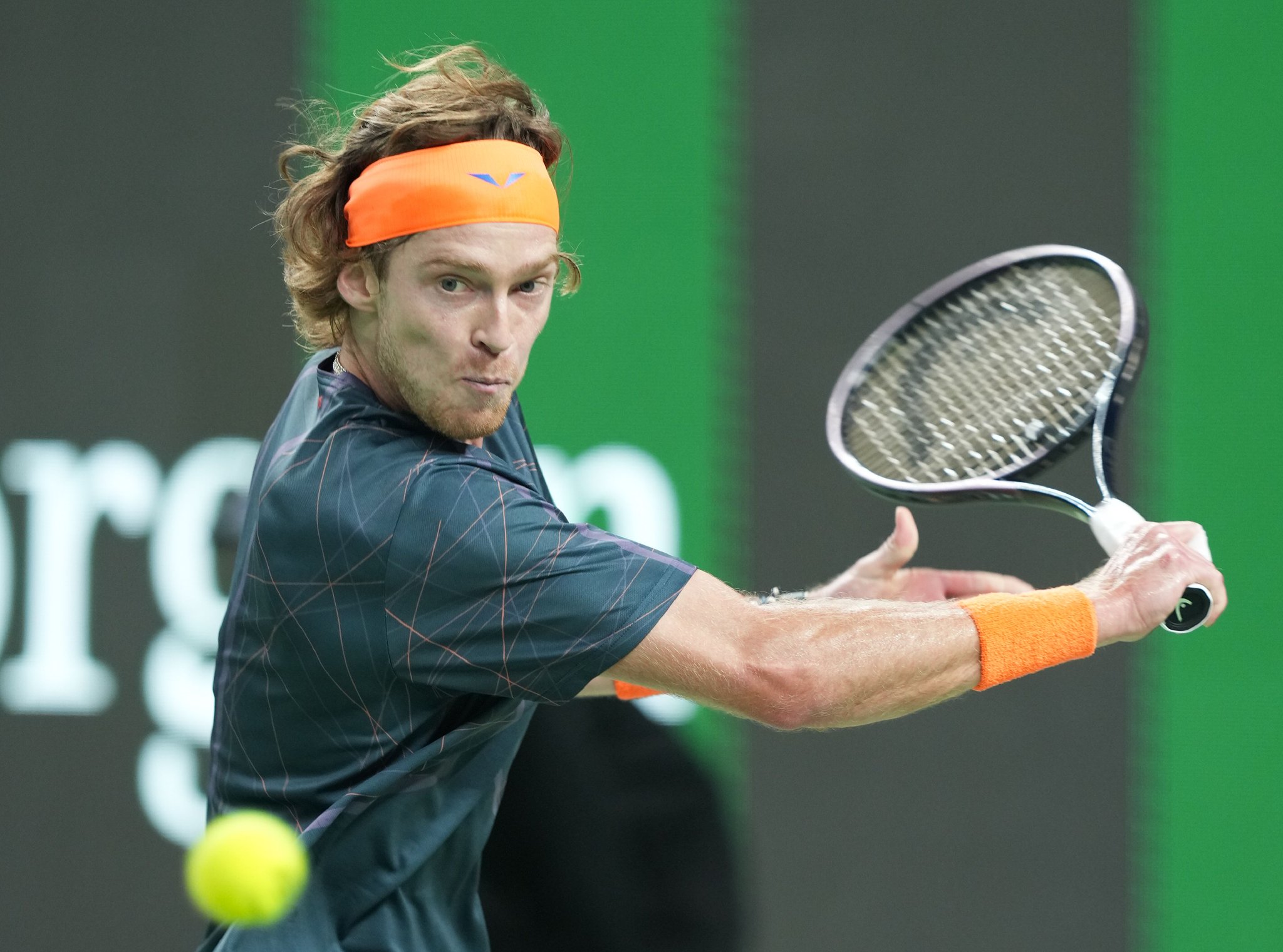 10月14日,卢布列夫在比赛中回球.新华社记者 丁汀摄