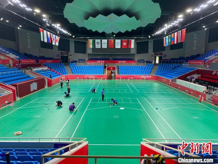 杭州体育馆正在布置硬地滚球比赛场地.郭天奇摄