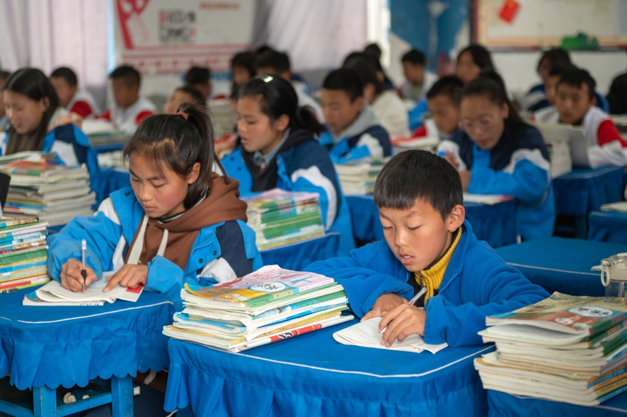 苏正民镜头下认真听讲的学生.