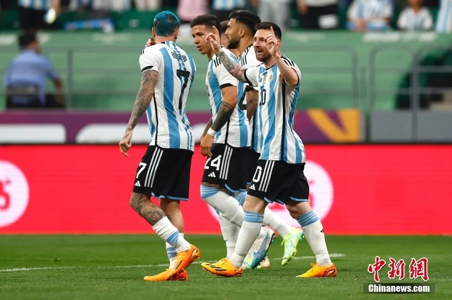 梅西庆祝进球&nbsp;中新社记者 富田 摄