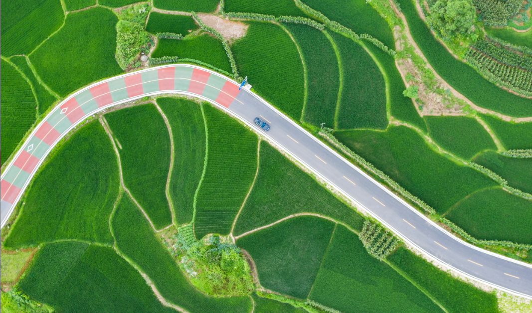 “渔米路”礼让镇川西村路段上的彩色沥青路。（资料图）图：梁平发布