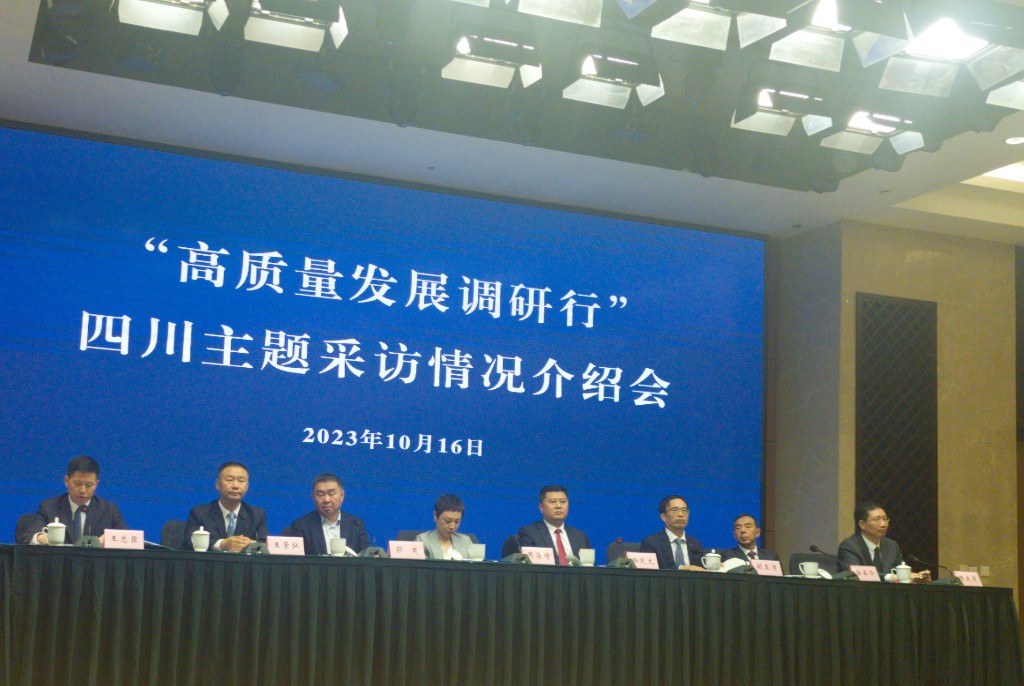 四川省商务厅党组成员、副厅长陈友清（右一）介绍情况。科技日报记者 林莉君 摄