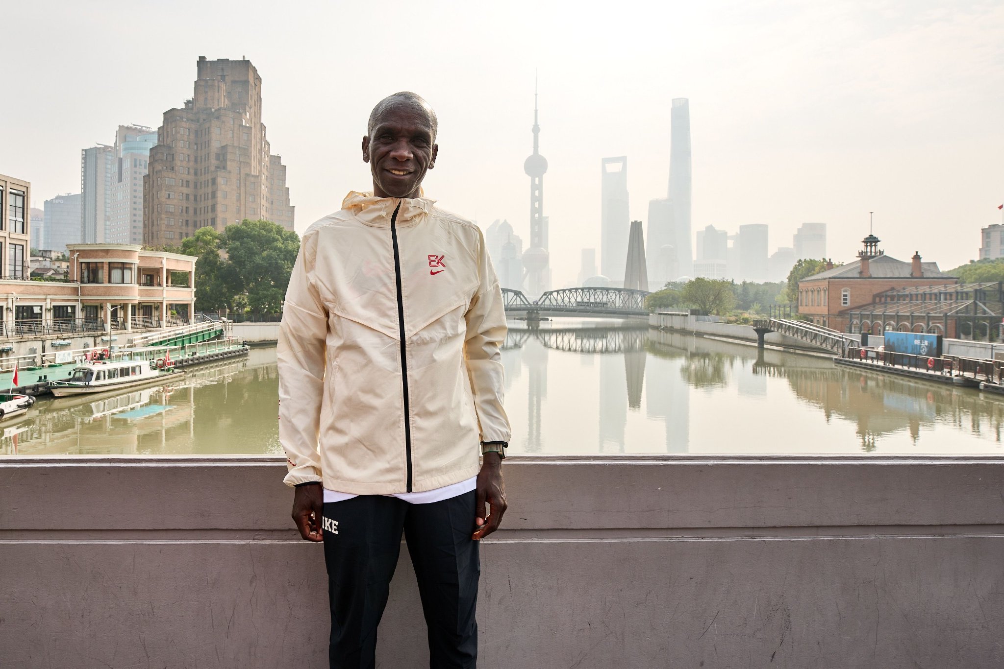 基普乔格在上海乍浦路桥留影.