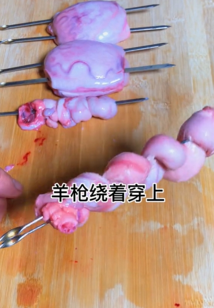 "枪"多指羊鞭,"炮"就是羊睾丸,公羊的下三路也被称为"羊三宝",雪原上