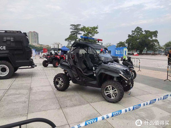 且许多部件与摩托车通用,有人称其为"四轮摩托车"