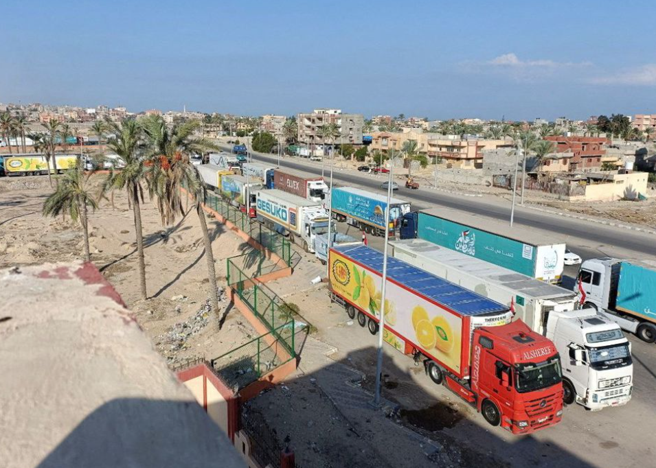 大量卡车在等待通过拉法口岸进入加沙地带.图:路透社