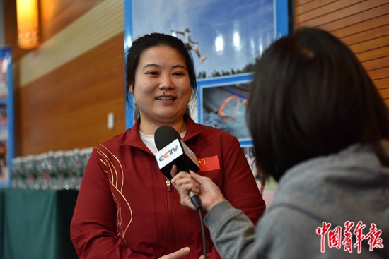 &nbsp;&nbsp;&nbsp;&nbsp;10月11日,中国残疾人举重运动员魏怡在接受