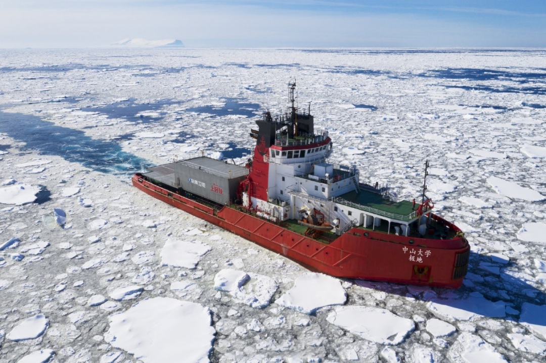 "中山大学极地"号是国内一艘民营企业家捐赠的破冰船